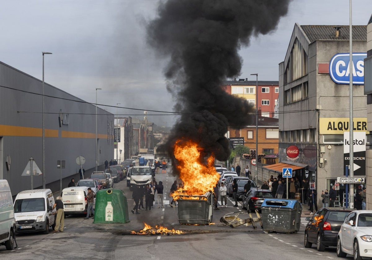 Un contenedor arde en el polígono de Candinda en la segunda jornada de huelga del metal que tuvo lugar este jueves.