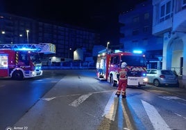 Vecinos de un edificio de Laredo pasan esta noche dos horas en la calle al incendiarse un supermercado