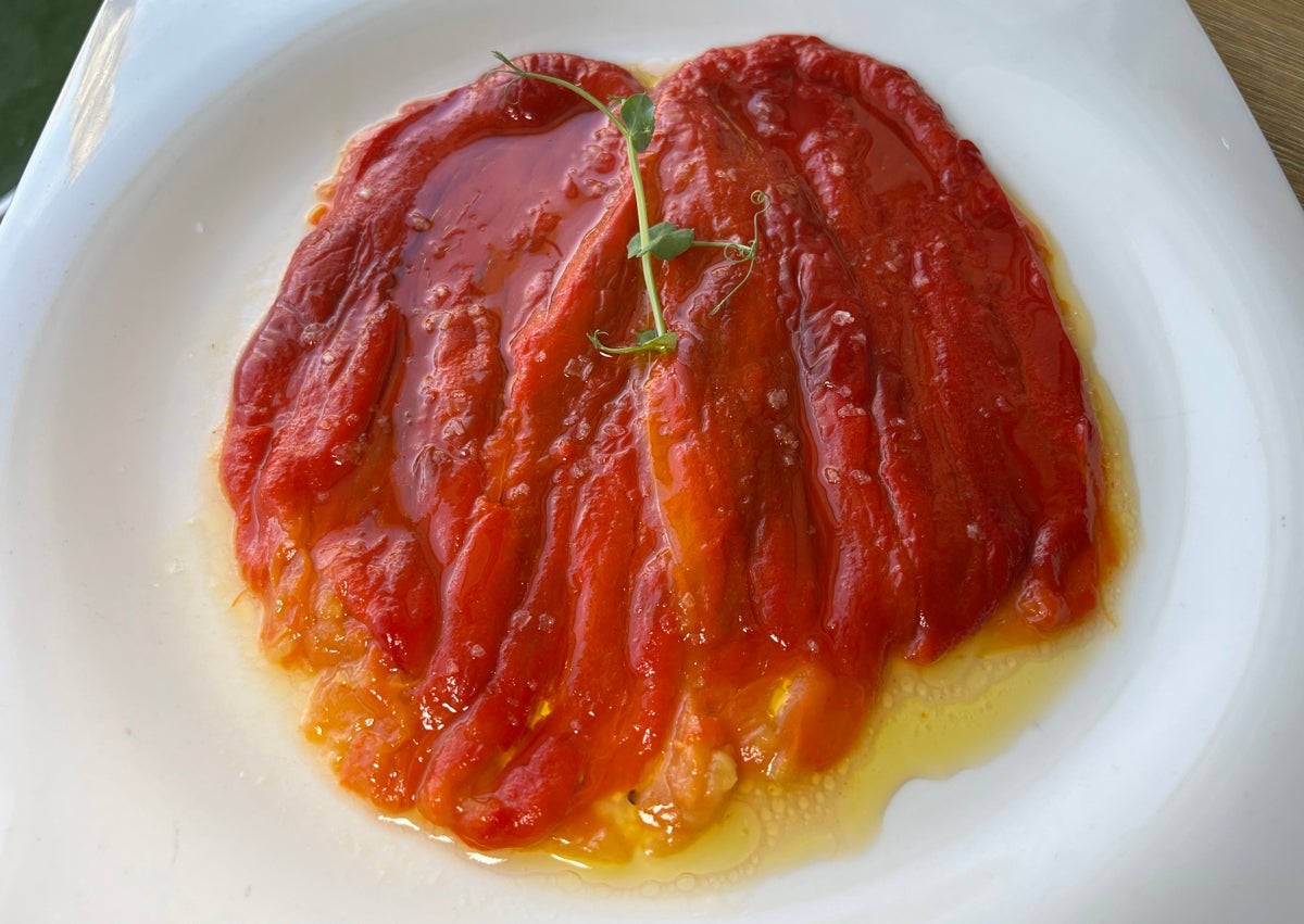Imagen secundaria 1 - Foie casero con manzana confitada, mermelada de arándanos y reducción de Módena; exquisito pimiento rojo de Isa y postre de piña asada a la brasa con helado de vainilla.