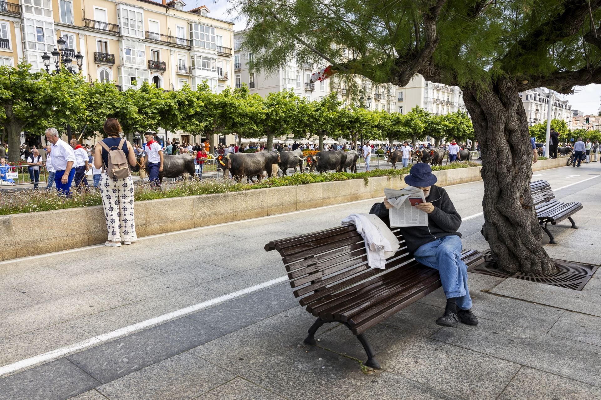 Algunos vecinos, periódico en mano, vivían con tranquilidad la 'pasá'.