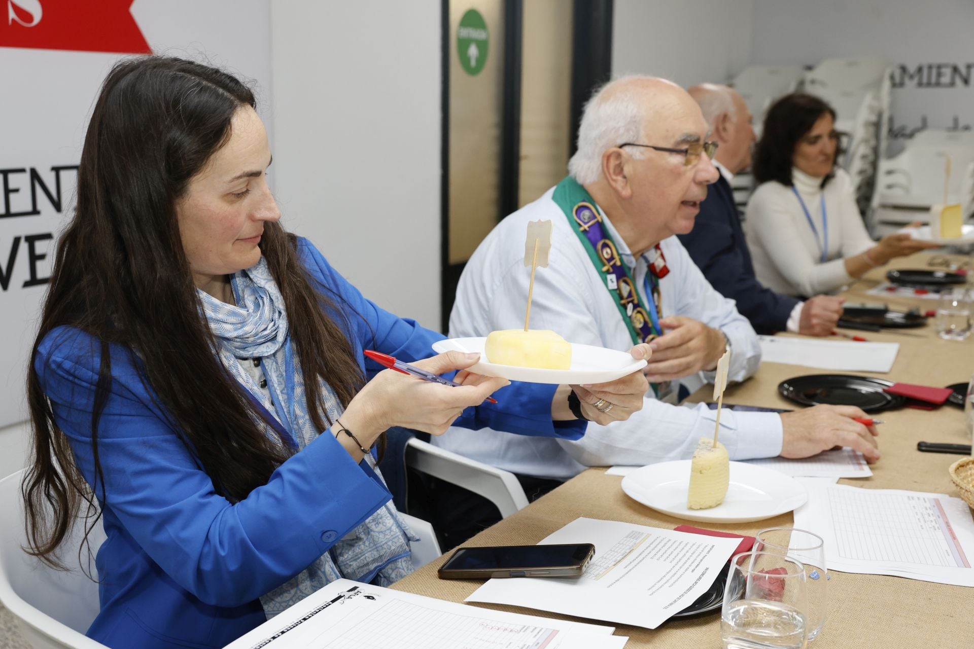 Elvira Abascal, de El Nuevo Molino, observa un queso.