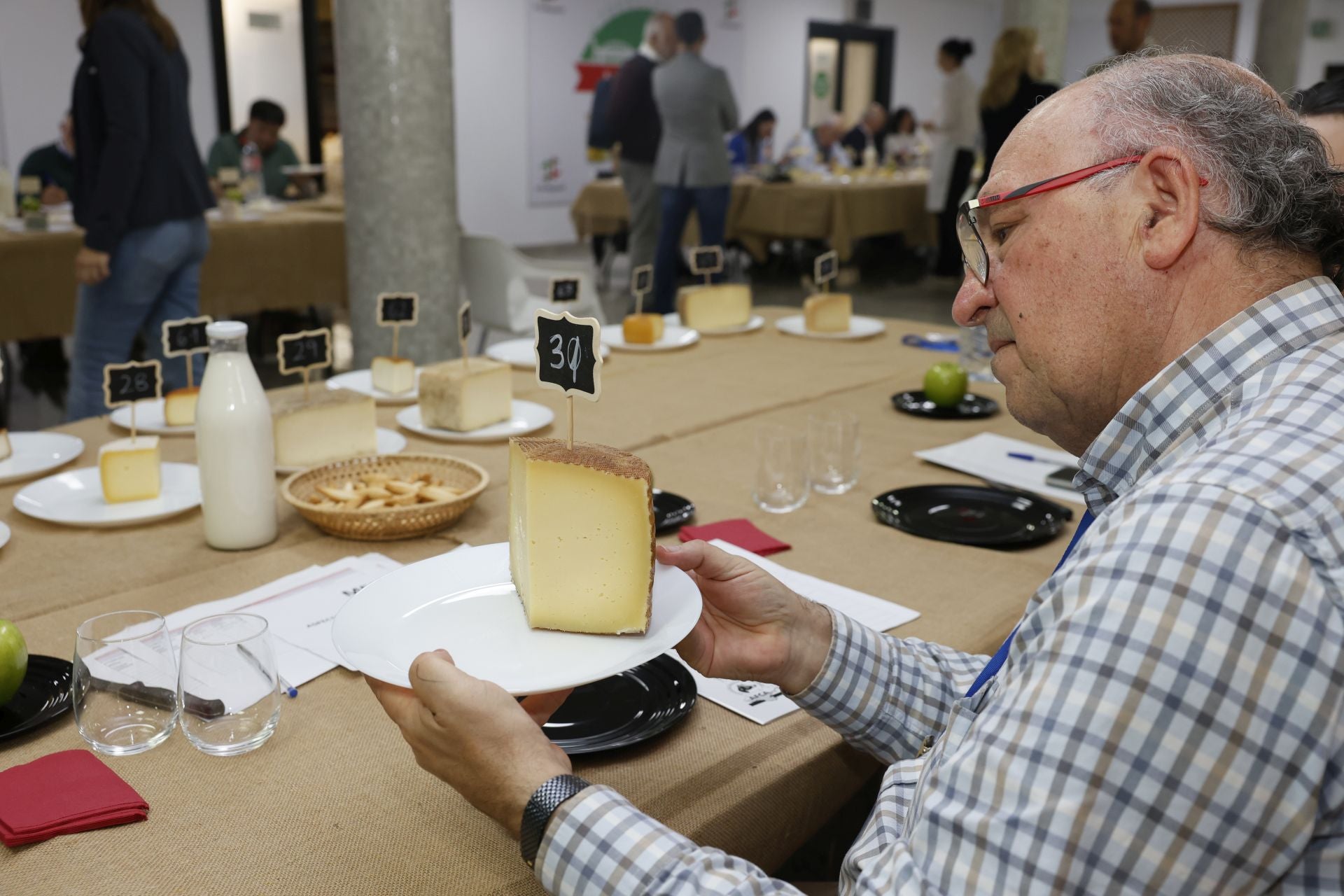 Juan Carlos Sordo, de Larbus, durante la cata de quesos ahumados.