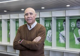 Manolo Higuera, en el vestuario de los Campos de Sport.