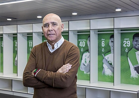 Manolo Higuera, en el vestuario de los Campos de Sport.
