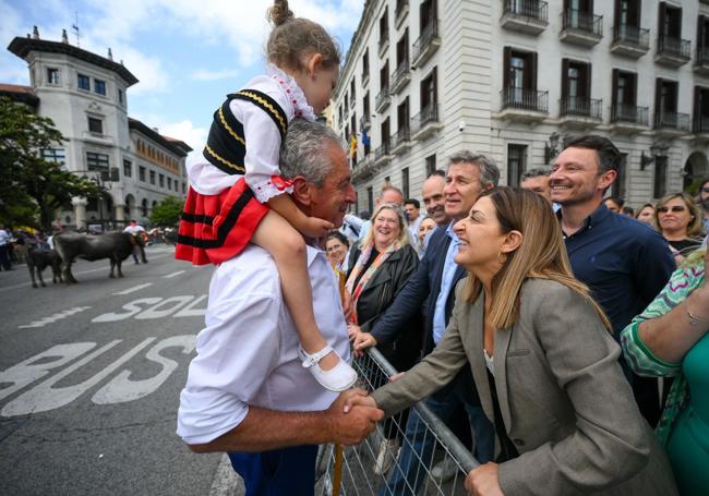 Saénz de Buruaga y Feijóo saludan a uno de los ganaderos participantes