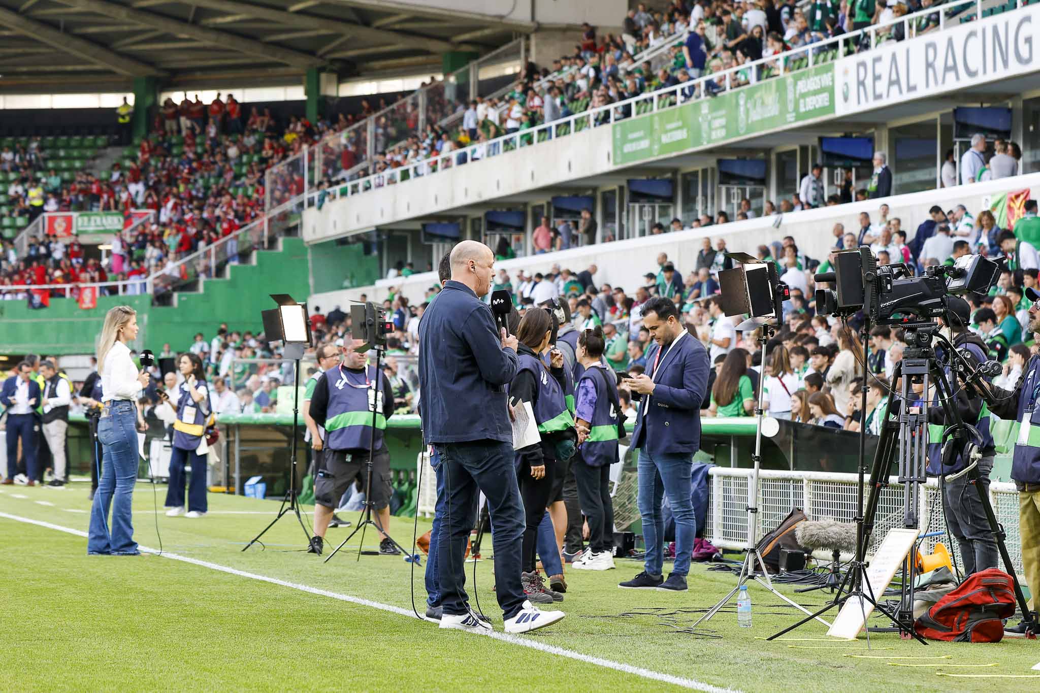 Los comentaristas de Movistar, sobre el césped.