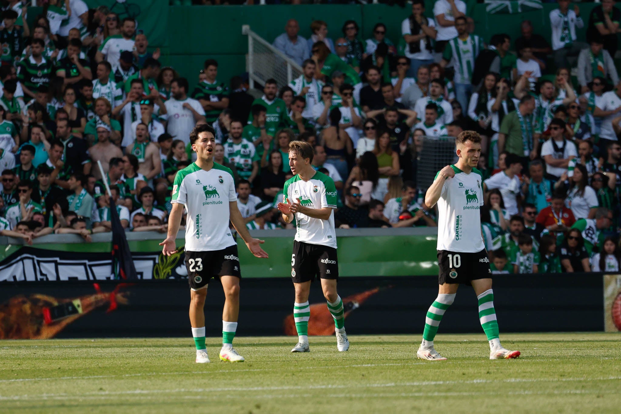 Megesguer arenga a los suyos secundado por Javi Castro.
