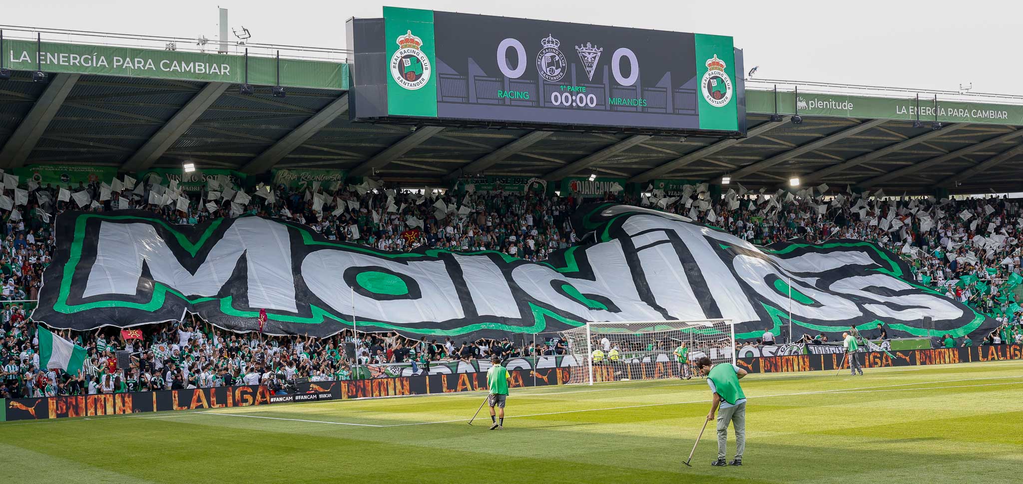 Tifo en la Gradona de los Malditos.