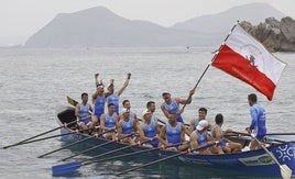 La tripulación de Astillero ondea la bandera como campeona de Cantabria