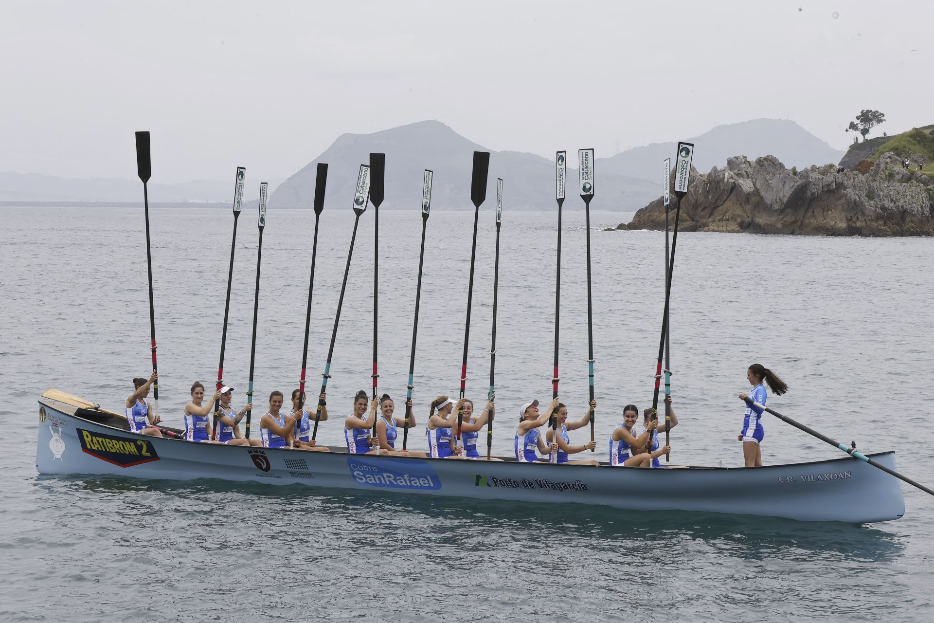 Las azules levantan los remos en señal de victoria en Castro Urdiales.