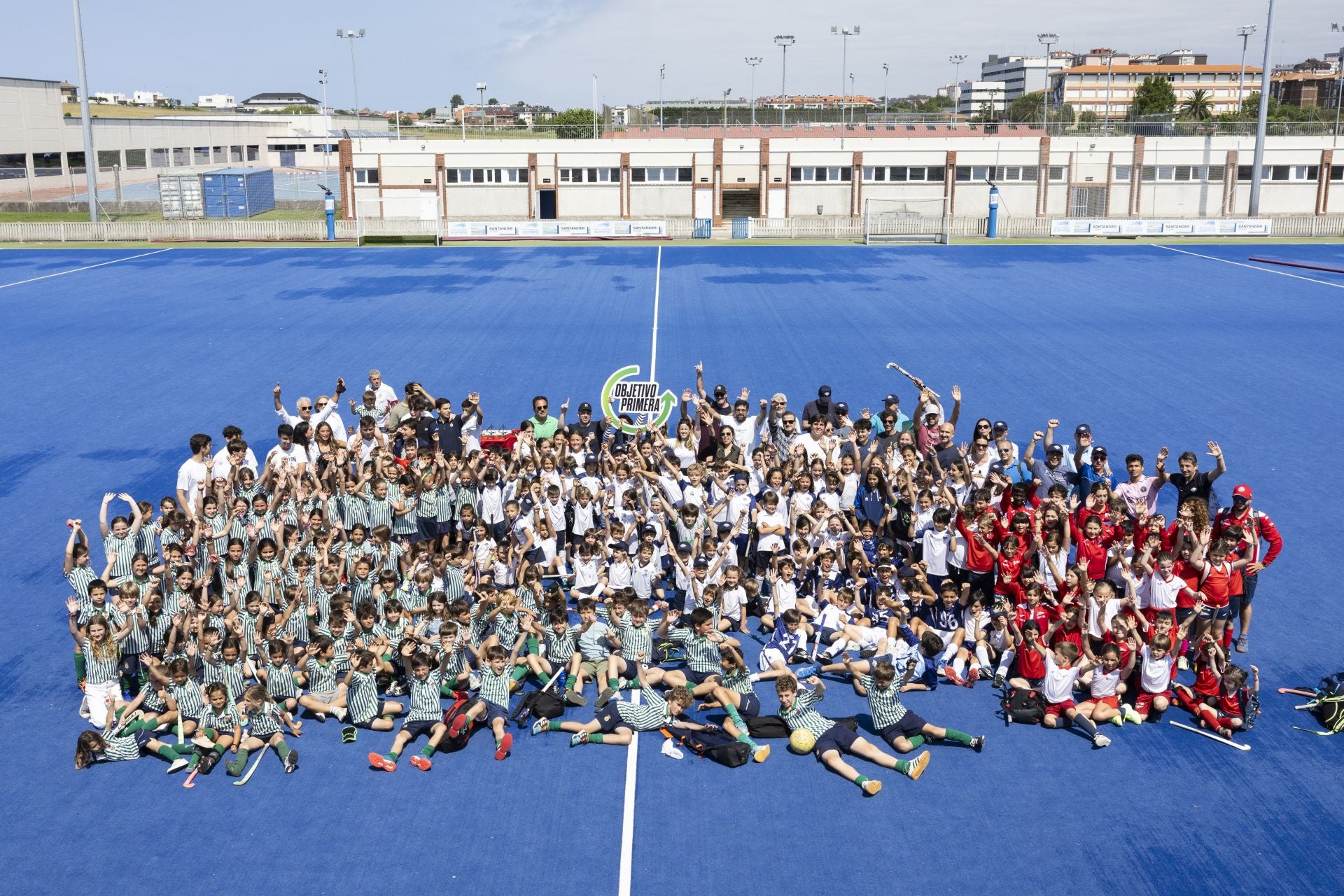 Jugadores, de entre los 6 y los 12 años, de los equipos Sardinero HC, Real Sociedad de Tenis y Club Covadonga, tras disputar ayer el Torneo Bansander de hockey, en el Complejo Ruth Beitia de La Albericia. Todos mandan ánimos al Racing para el inicio de su eliminatoria ante el Mirandés.