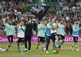 El equipo aplaude mirando a la grada