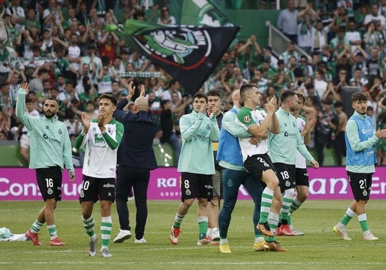 El equipo aplaude mirando a la grada