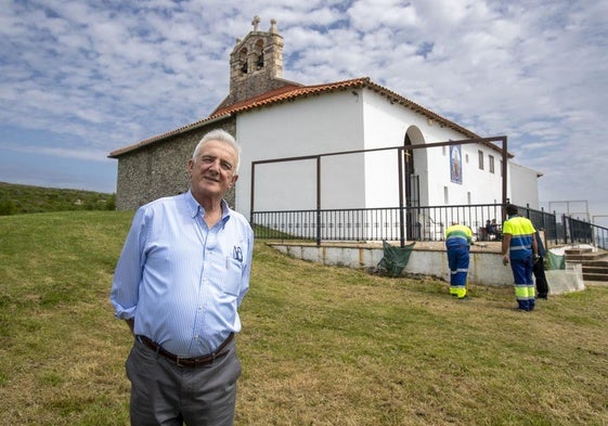 Francisco Hoyo, párroco de San Román de la Llanilla, posa frente a la ermita de la Virgen del Mar.
