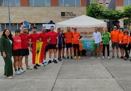 Participantes en la carrera de los '10 kilómetros por la Médula', junto al alcalde en funciones de Los Corrales.