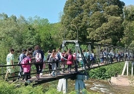 Jóvenes cruzan al parque de La Viesca, en el marco de una excursión divulgativa