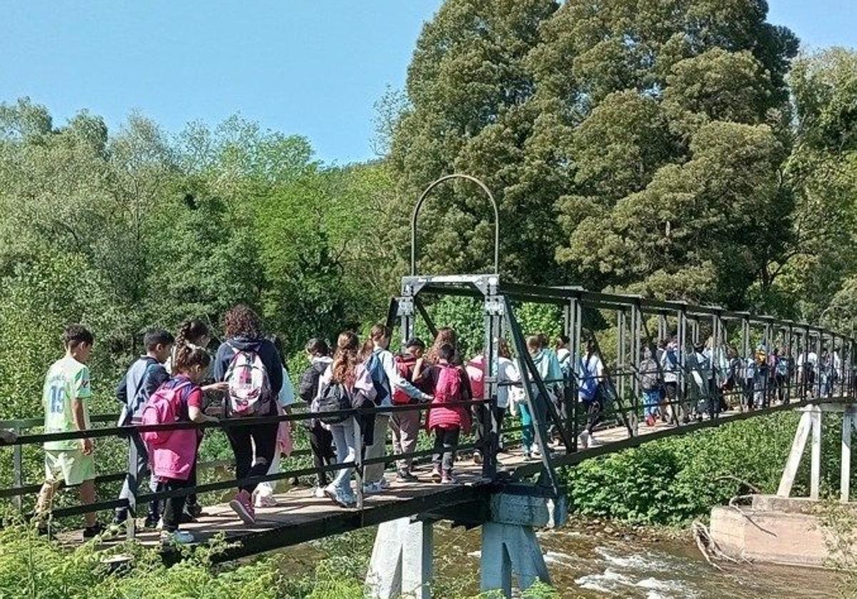 Jóvenes cruzan al parque de La Viesca, en el marco de una excursión divulgativa