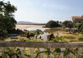 La playa de El Cándano ha perdido gran parte de la arena por las mareas y precisa de una actuación de regeneración integral.