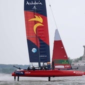 El barco español pasa frente a la Estatua de la Libertad. Los Gallos ganaron la prueba de SailGP en Nueva York.