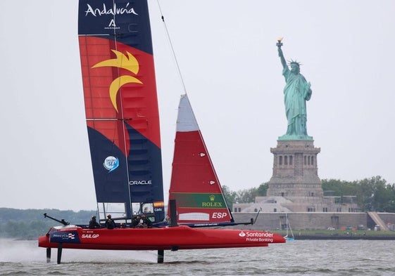 El barco español pasa frente a la Estatua de la Libertad. Los Gallos ganaron la prueba de SailGP en Nueva York.
