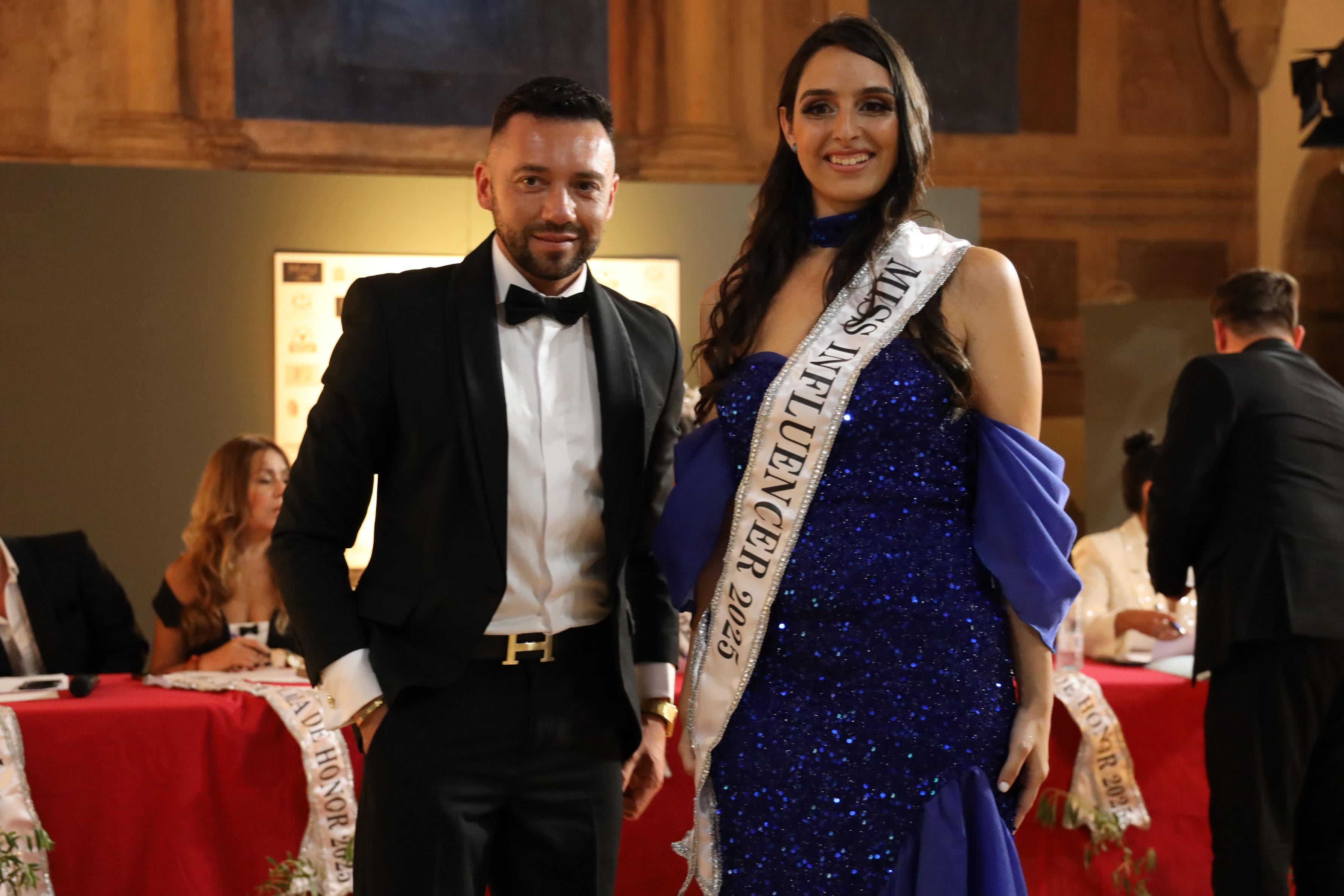Santiago Martino, presentador de Cantabria TV, entrego la banda de Miss Influencer a Virginia Ortega