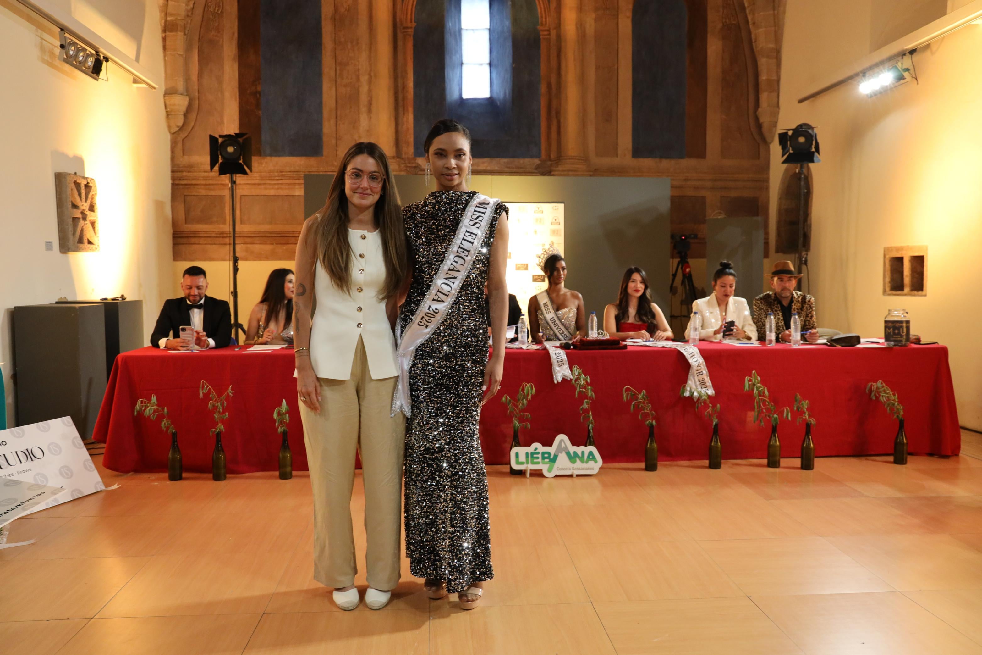 Natalia Gonzalez, diseñadora local, entrego la banda de Miss Elegancia a Angela Cabral
