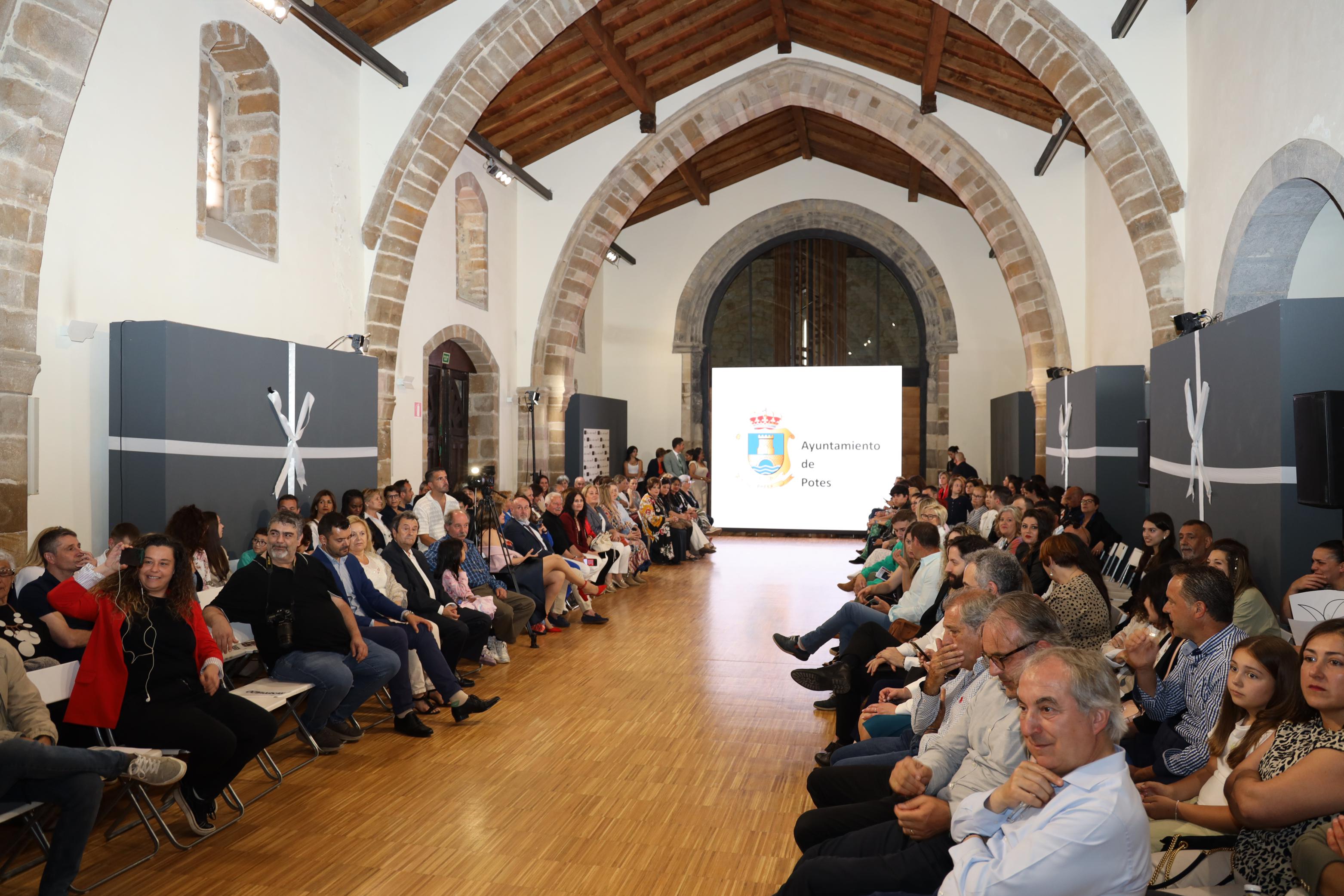 El publico lleno la sala del Centro de Estudios Lebaniegos de Potes