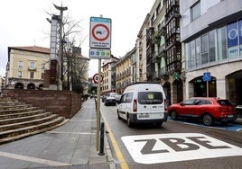 Un vehículo accede a la calle Francisco Díaz, junto a la Plaza Mayor, incluida dentro de la Zona de Bajas Emisiones de Torrelavega