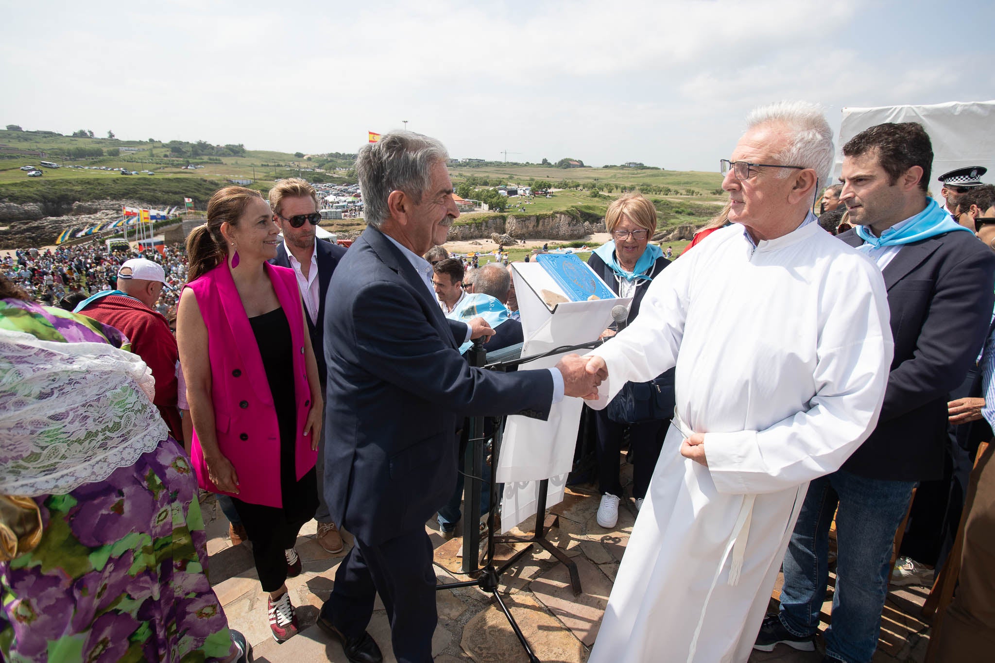 Revilla saluda a Francisco Hoyo, párroco de San Román. 