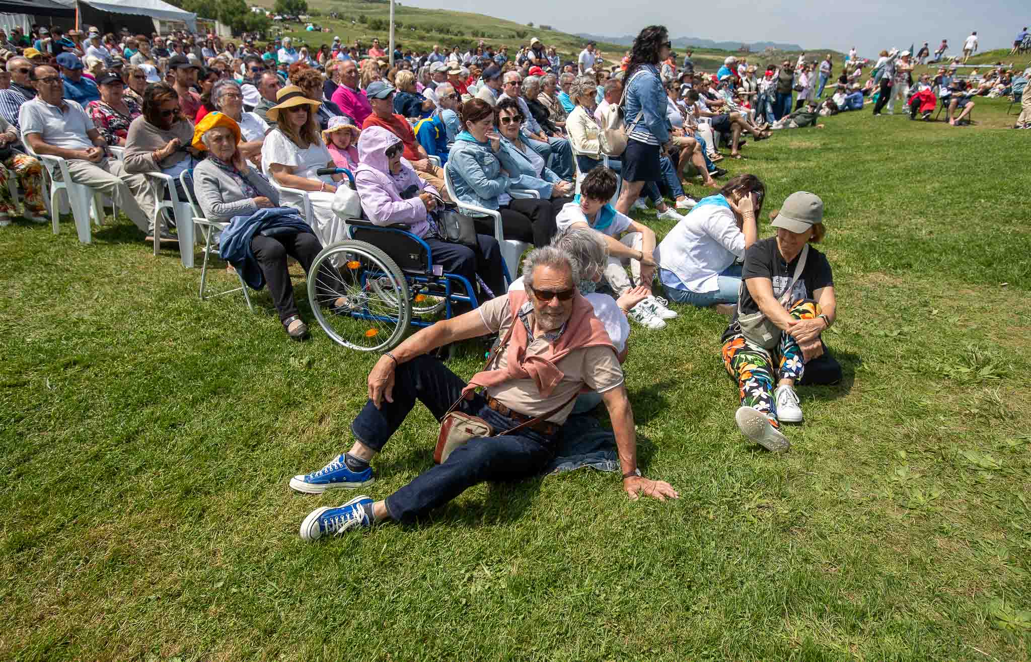 Se colocaron sillas para seguir la misa, pero tocó buscarse sitio en la campa. 