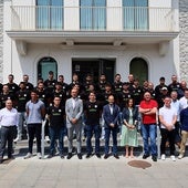 La plantilla, cuerpo técnico y directiva del Bathco junto a José López, del Bathco, Javier López Estrada, alcalde, y parte de la corporación municipal de Torrelavega.