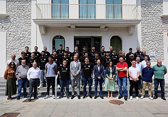 La plantilla, cuerpo técnico y directiva del Bathco junto a José López, del Bathco, Javier López Estrada, alcalde, y parte de la corporación municipal de Torrelavega.