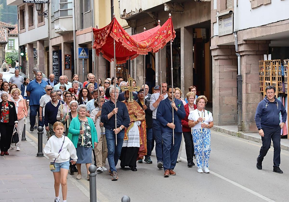 El Lignum Crucis viajó en procesión hacia la capital lebaniega