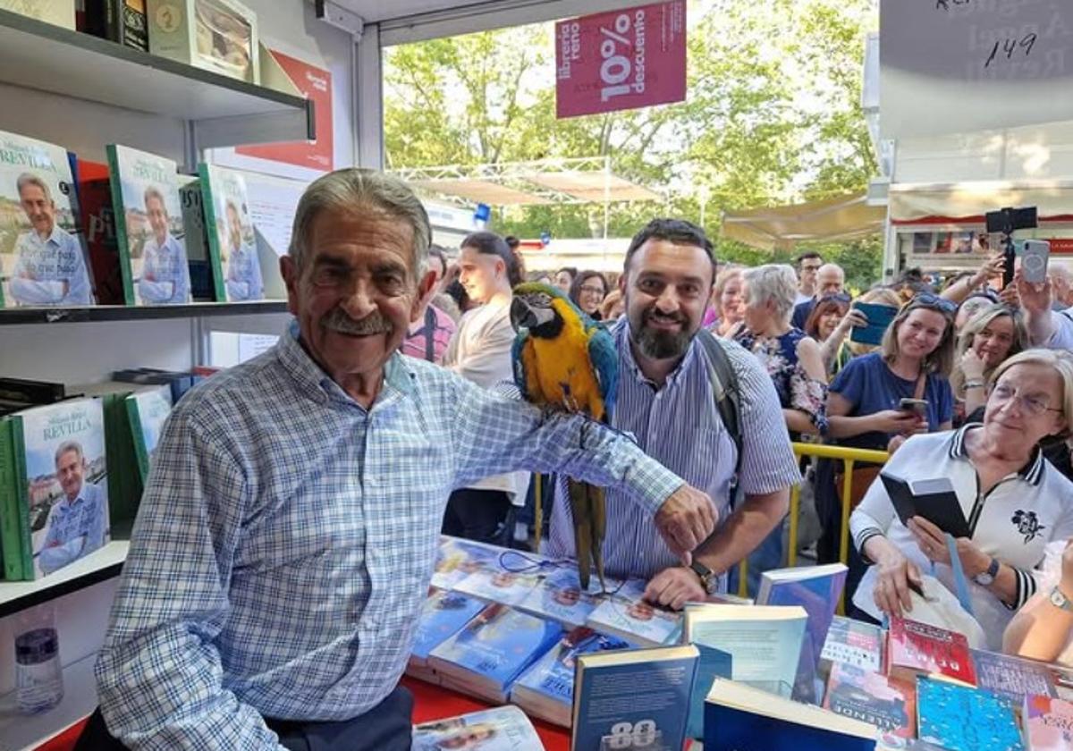 Colas en la Feria del Libro de Madrid para hacerse con la firma de Revilla
