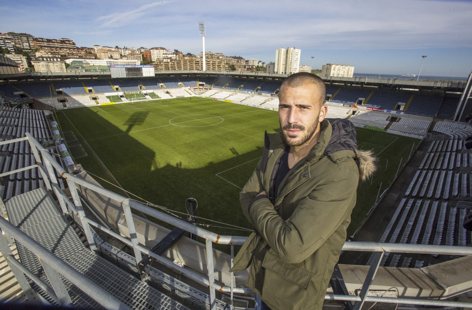 Dioni Villalba posa en los Campos de Sport, varios años antes de la reforma del estadio.