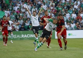 Arana pugna con Egiluz en un lance del partido del domingo.