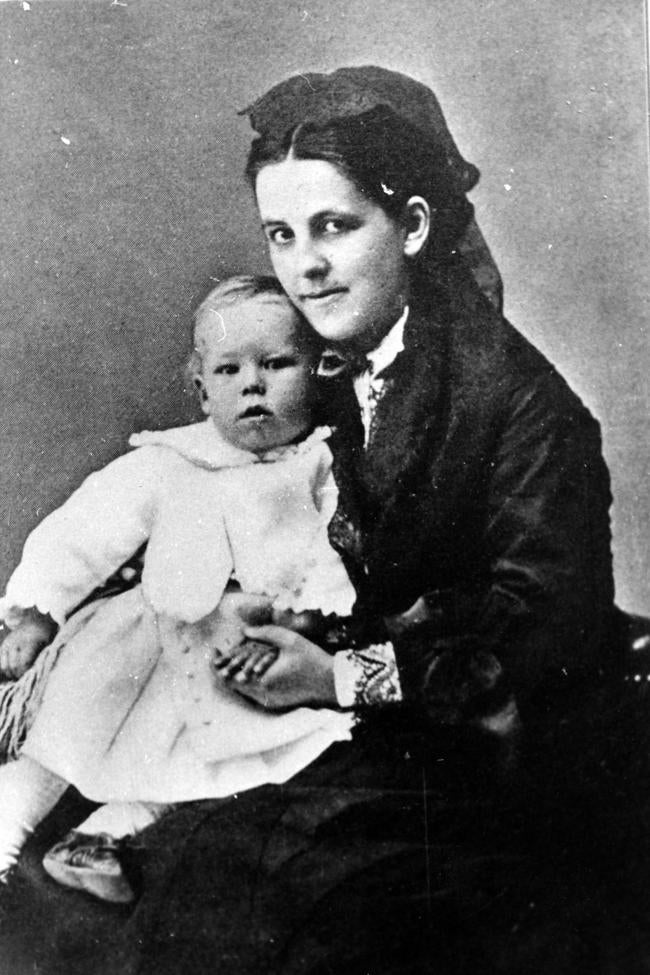 Alice Gulick posando con un niño.