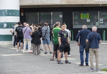 Aficionados del Racing hacen cola minutos antes de que arranque la venta ancipada.