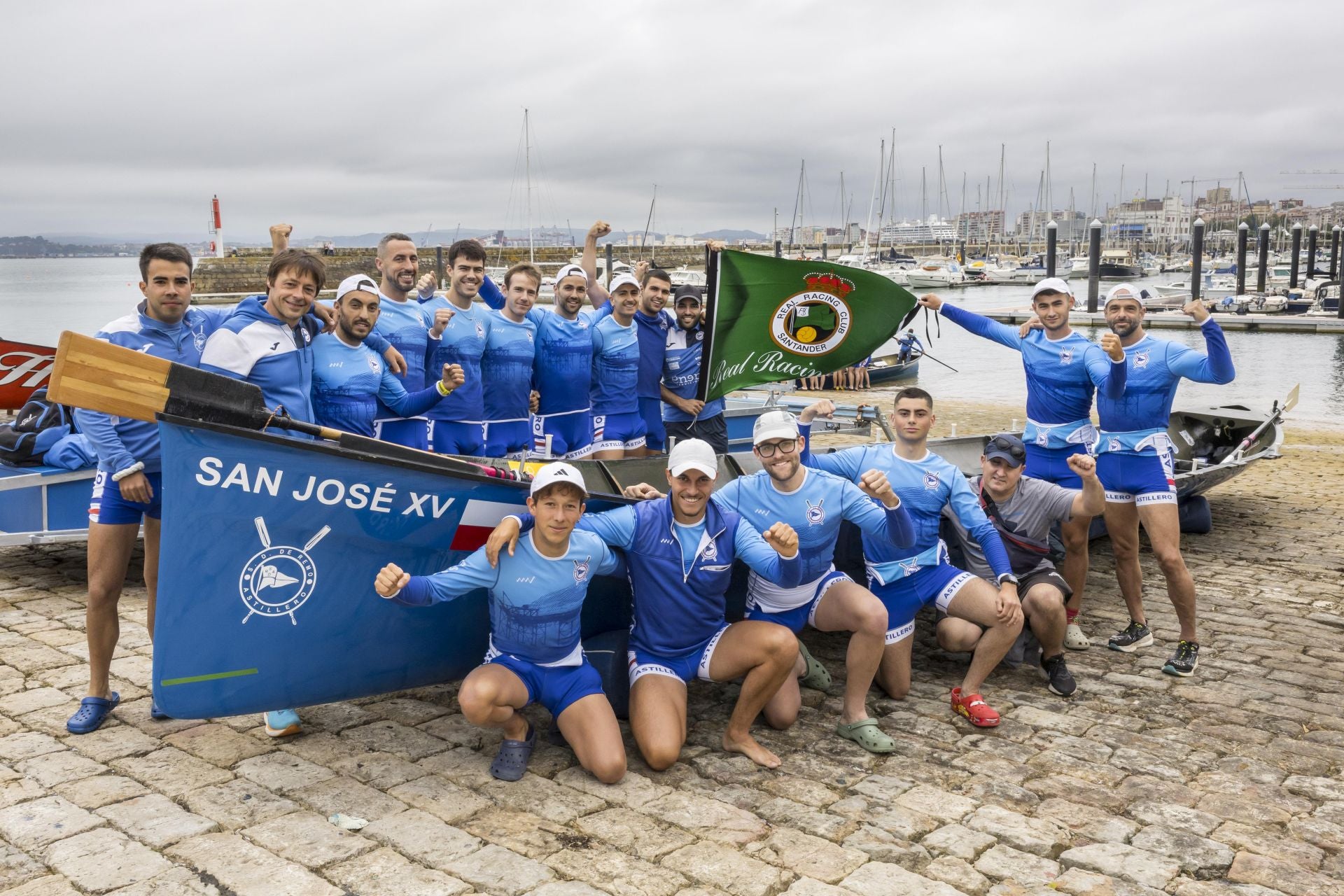 El equipo de remo masculino de Astillero tiñen de verdiblanco su trainera y lucen con orgullo la bandera del Racing: «Toda Cantabria está con el equipo», aseguraron.