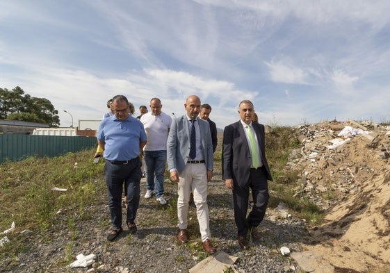 Visita de las autoridades a la ubicación del punto limpio de Laredo.