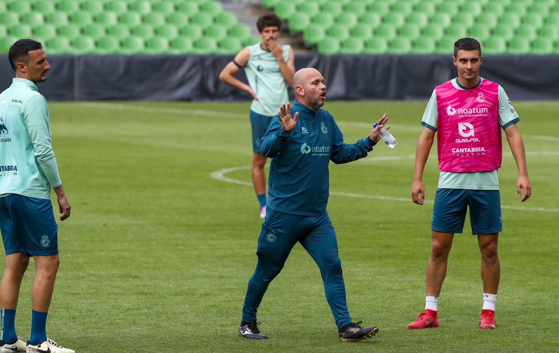 José Alberto da indicaciones en el transcurso del entrenamiento.