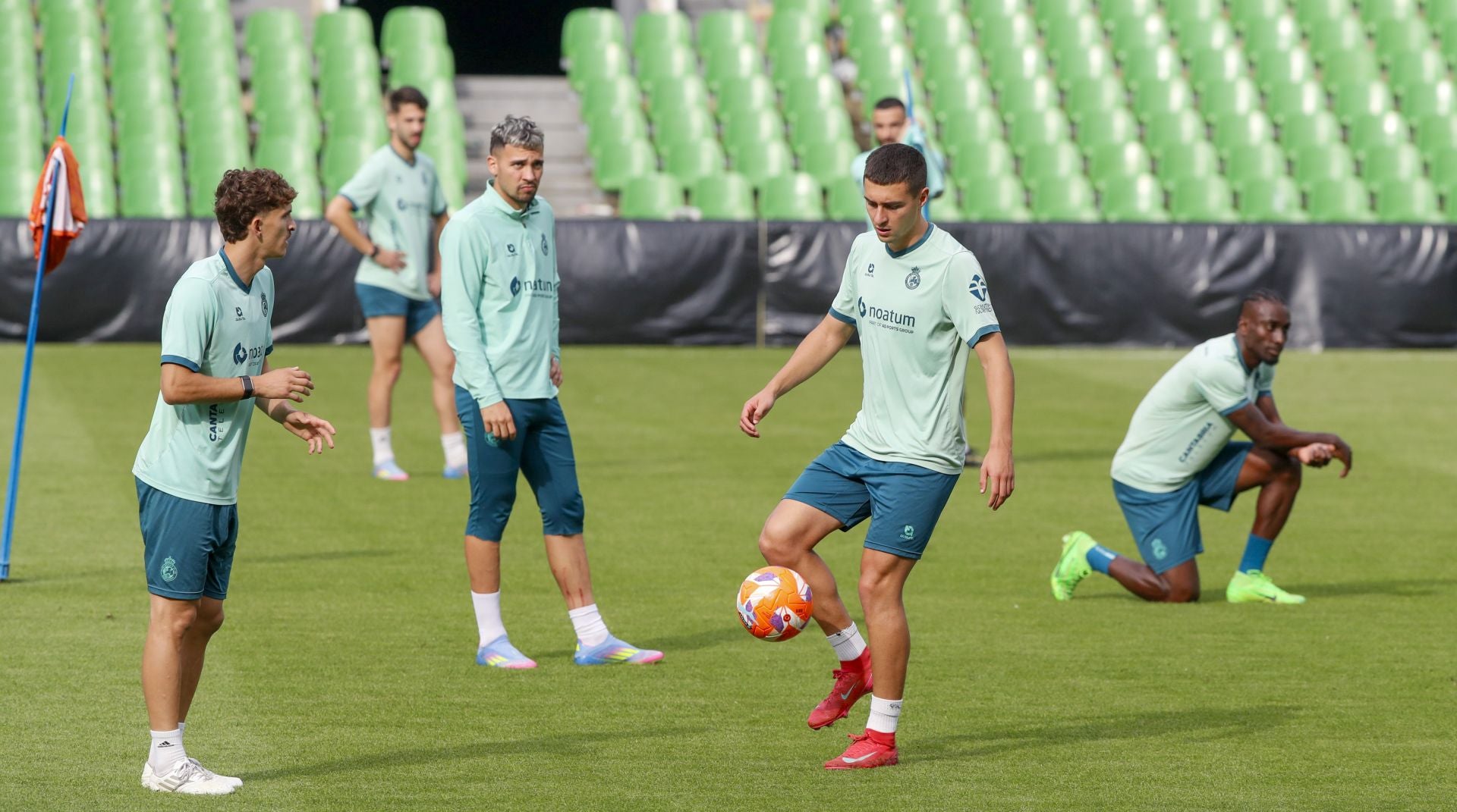 Karrikaburu controla la pelota, en presencia de Pablo Rodríguez y Arana.