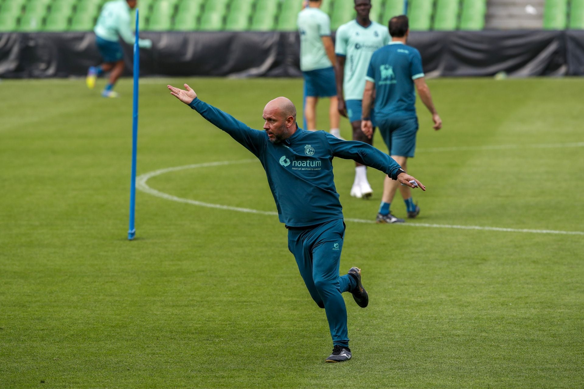 José Alberto indica un ejercicio a sus jugadores.