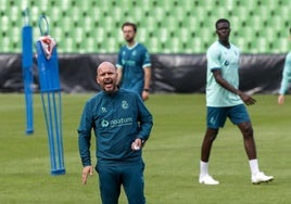 José Alberto imparte instrucciones a sus jugadores en el entrenamiento en los Campos de Sport.