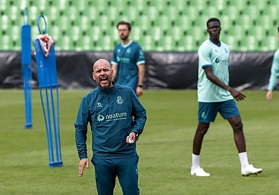 José Alberto imparte instrucciones a sus jugadores en el entrenamiento en los Campos de Sport.
