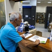 Un vecino de Torrelavega recoge su distintivo ambiental en Correos.