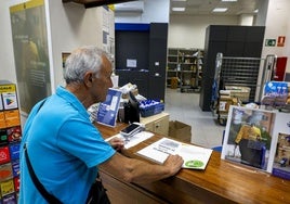 Un vecino de Torrelavega recoge su distintivo ambiental en Correos.