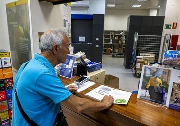 Un vecino de Torrelavega recoge su distintivo ambiental en Correos.