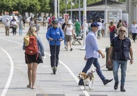 Una mujer circula en patinete eléctrico por Santander.