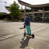 Un hombre circula con su patinete frente a la Estación Marítima.